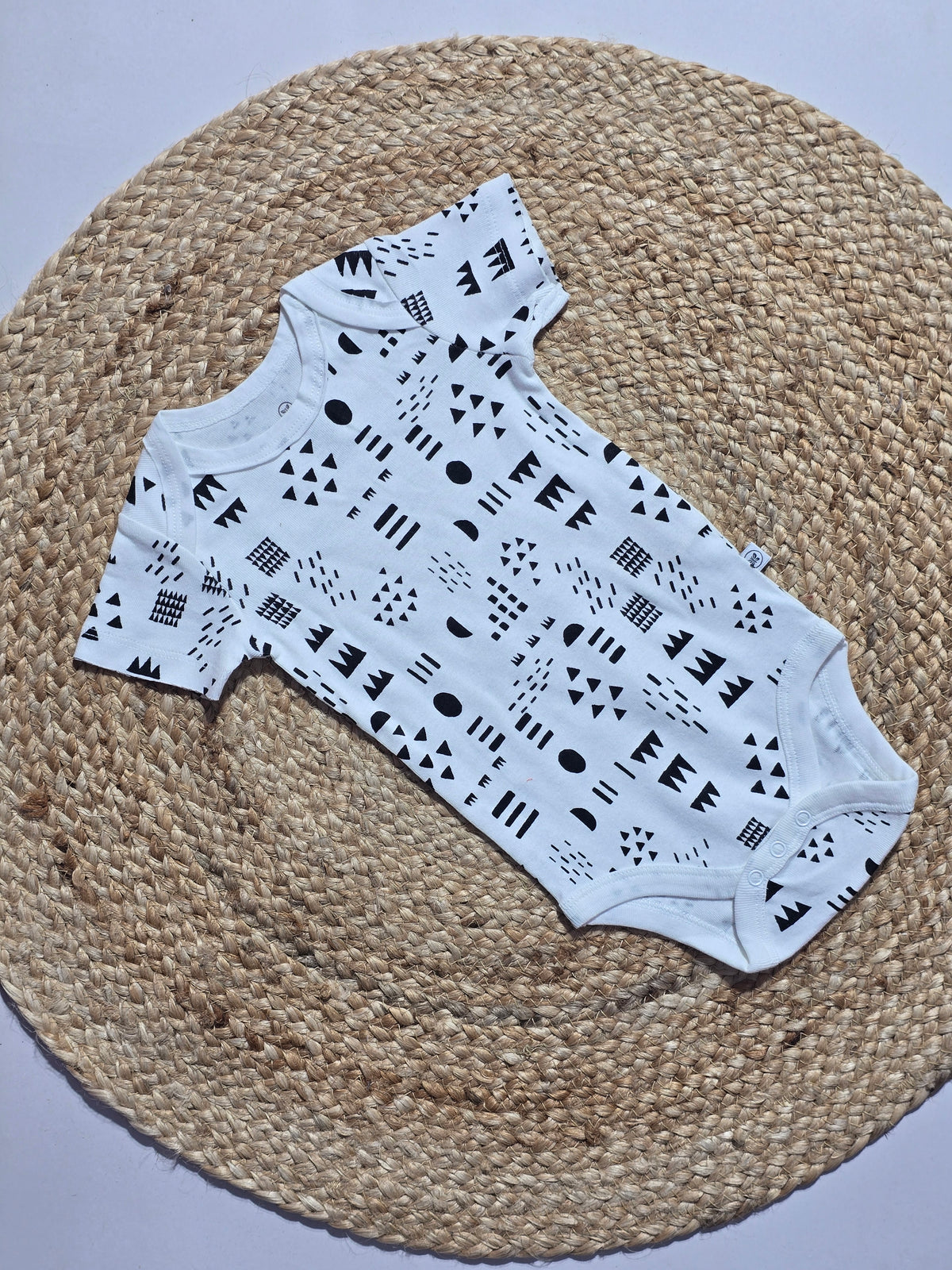 Baby's rompers - b/w shapes
