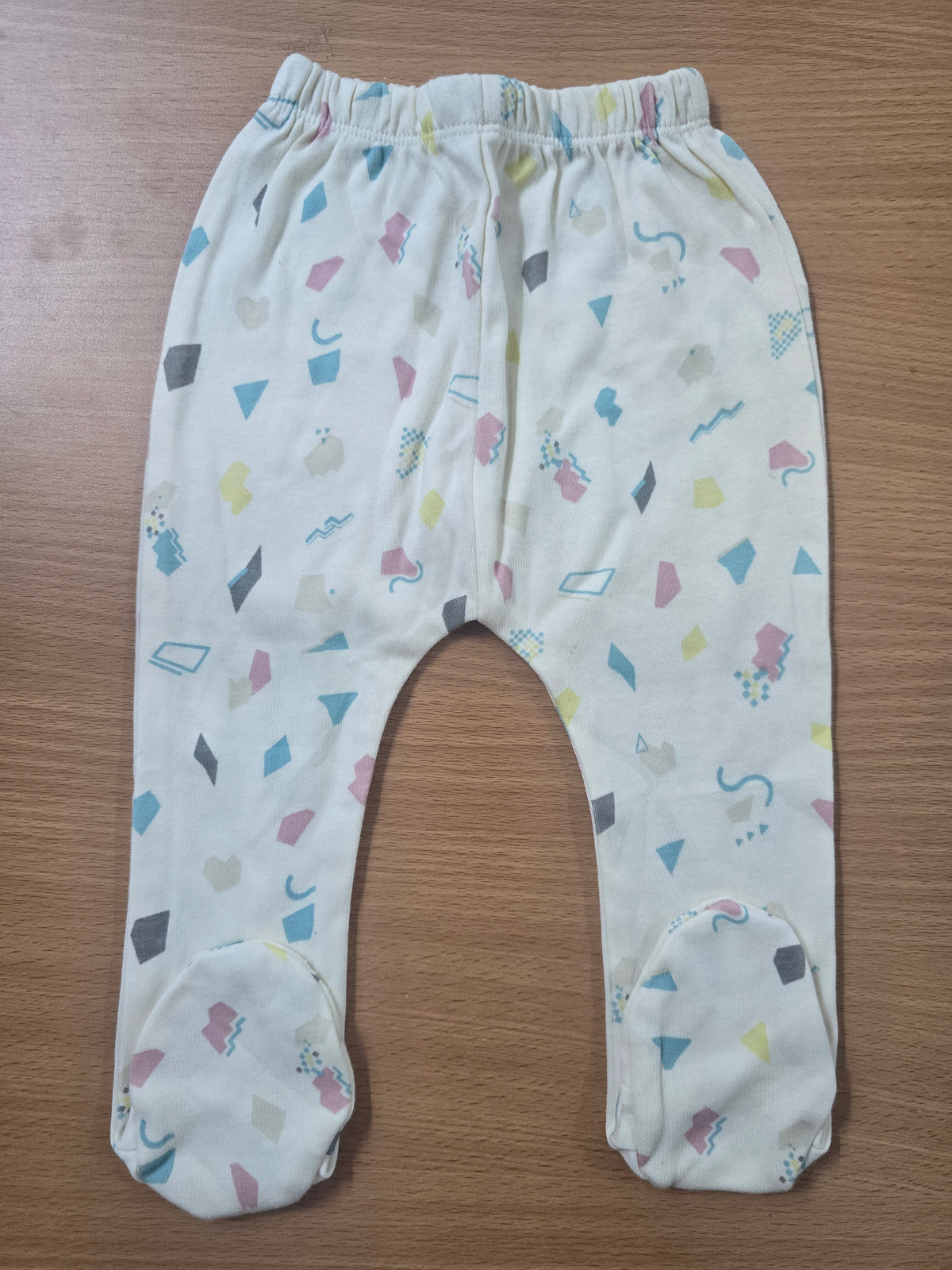 Baby's pants with attached shoe - beige shapes