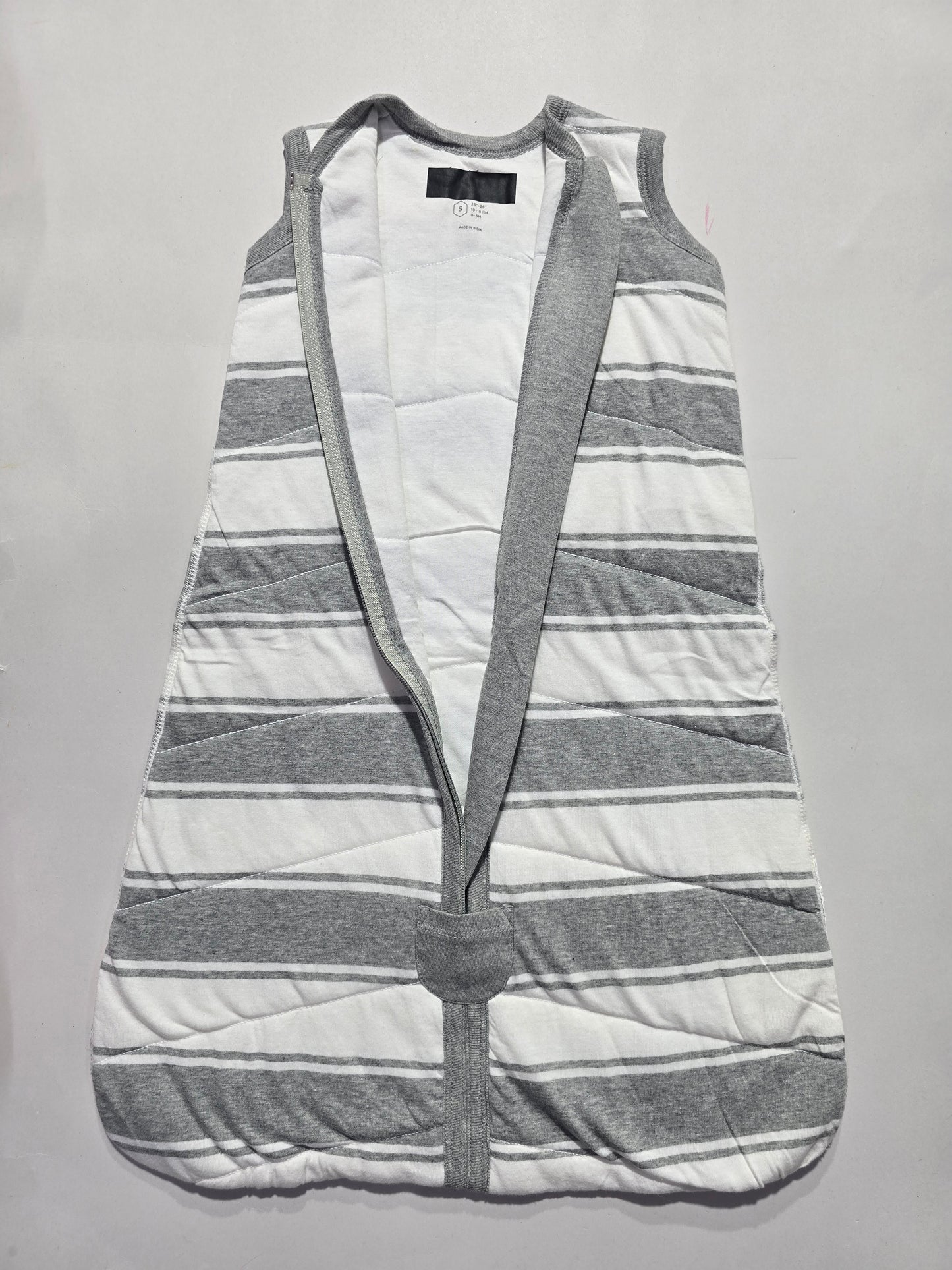 Baby's sleeping bag with sponge - grey stripes
