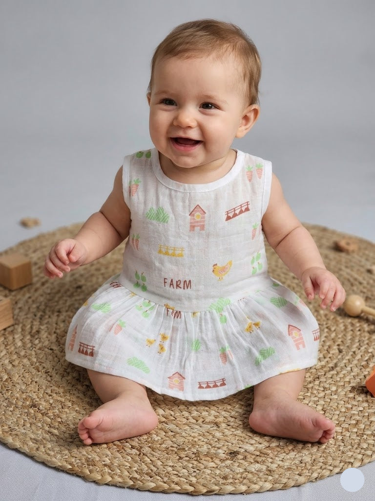 Baby's muslin frock button - Farm
