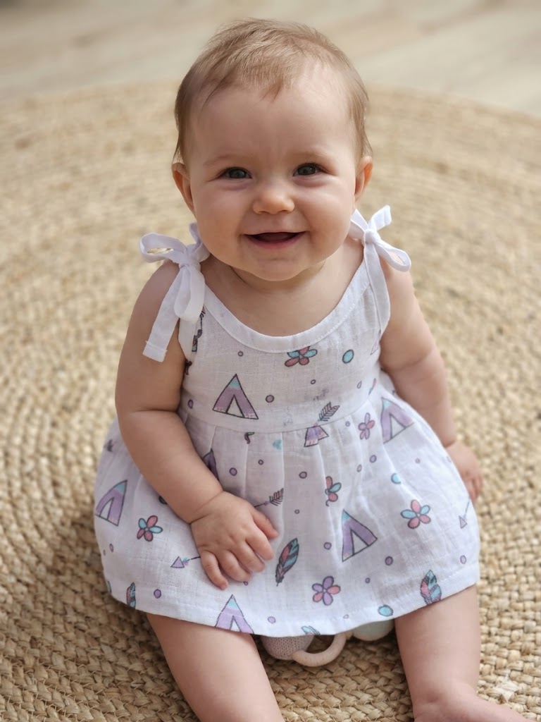 Baby's muslin frock knot -Arrow