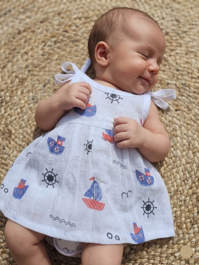 Baby's muslin frock knot - Boat
