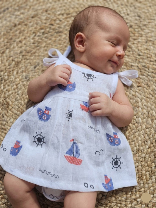 Baby's muslin frock knot - Boat