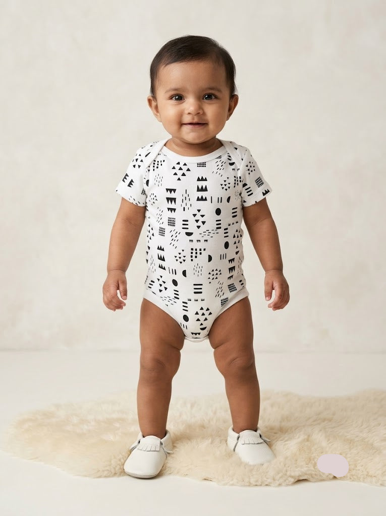 Baby's rompers - b/w shapes