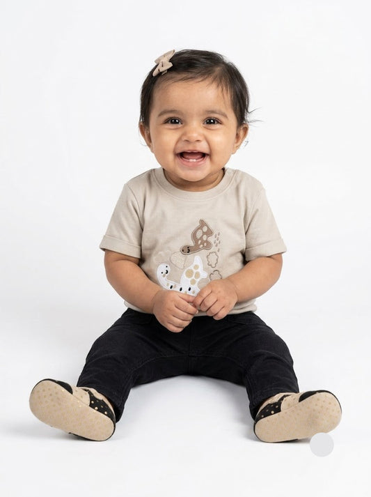 Baby's t-shirt - beige dino