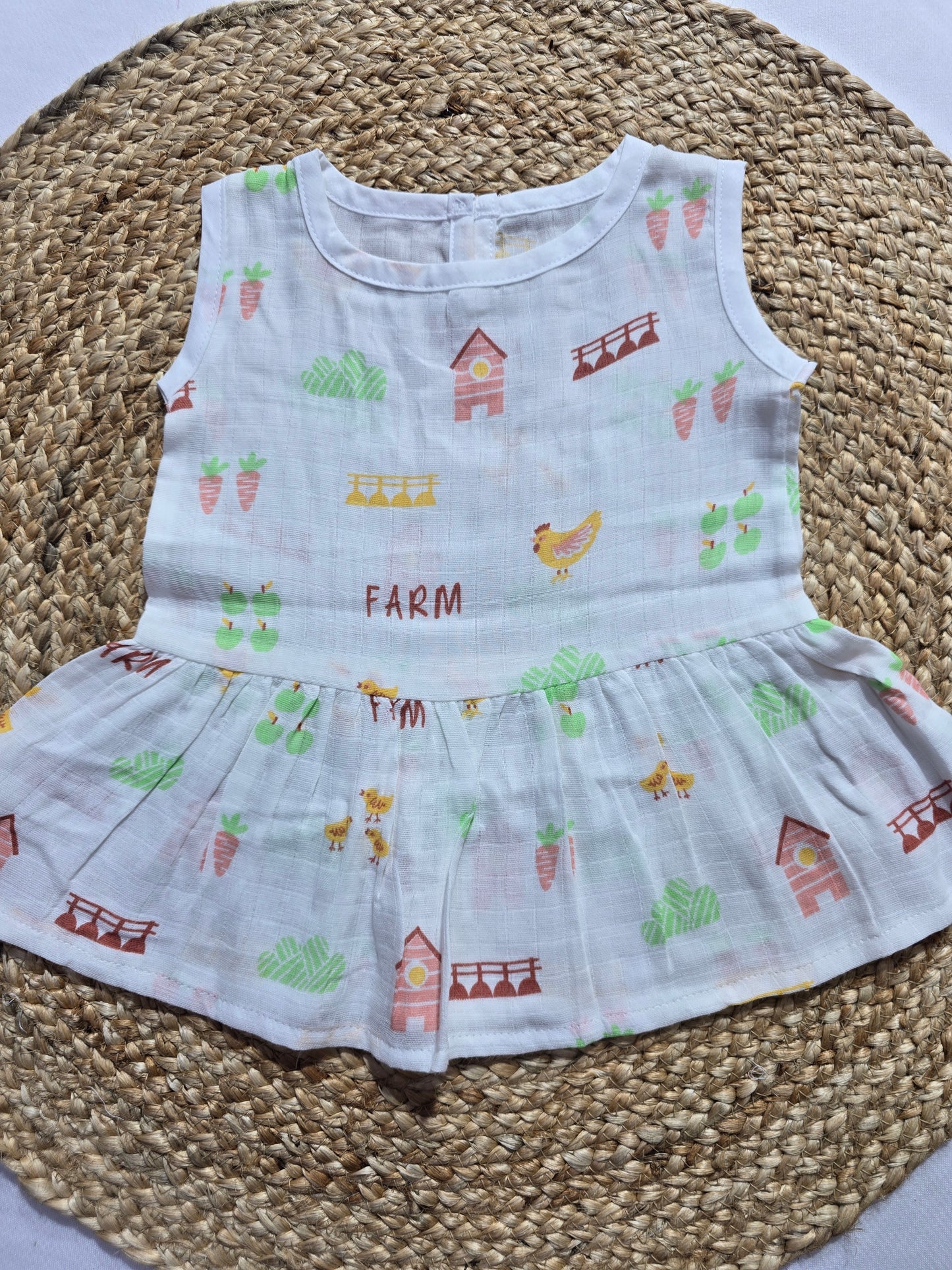 Baby's muslin frock button - Farm