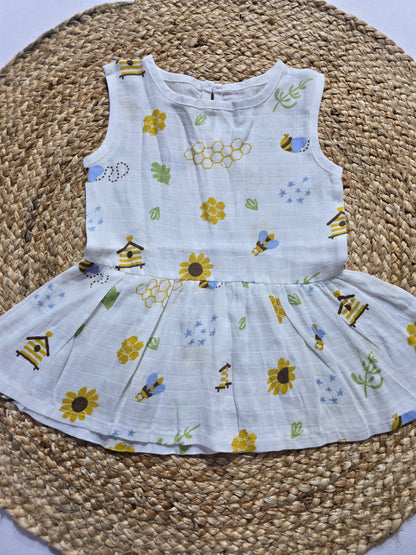 Baby's muslin frock button - Honey comb