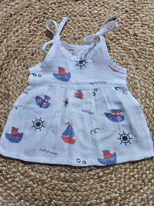 Baby's muslin frock knot - Boat