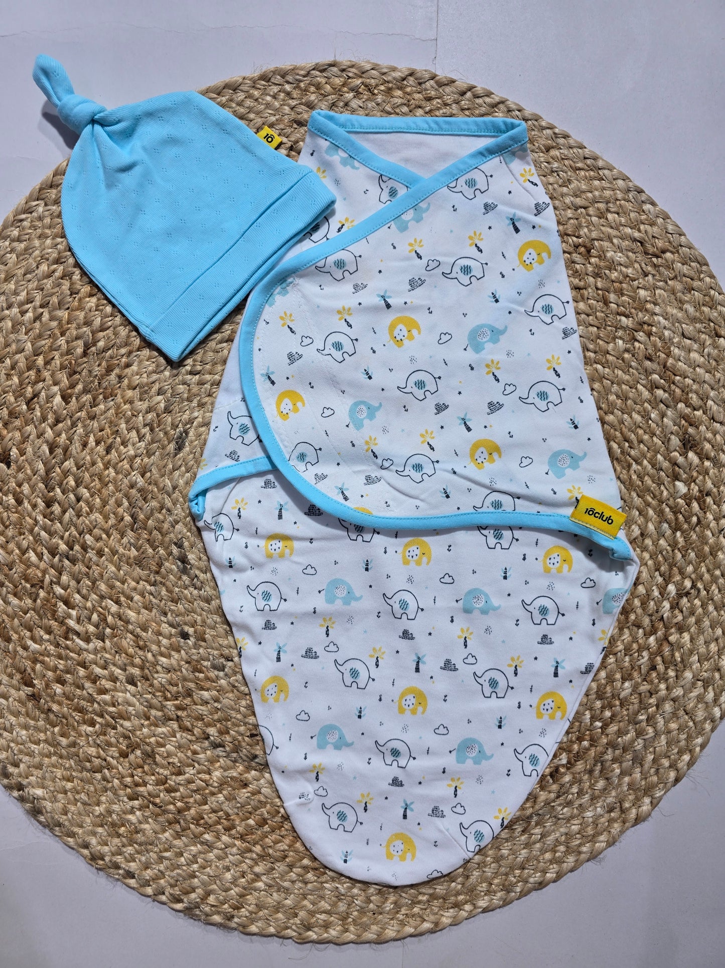 Baby's velcro wrapper with 1 cap – blue