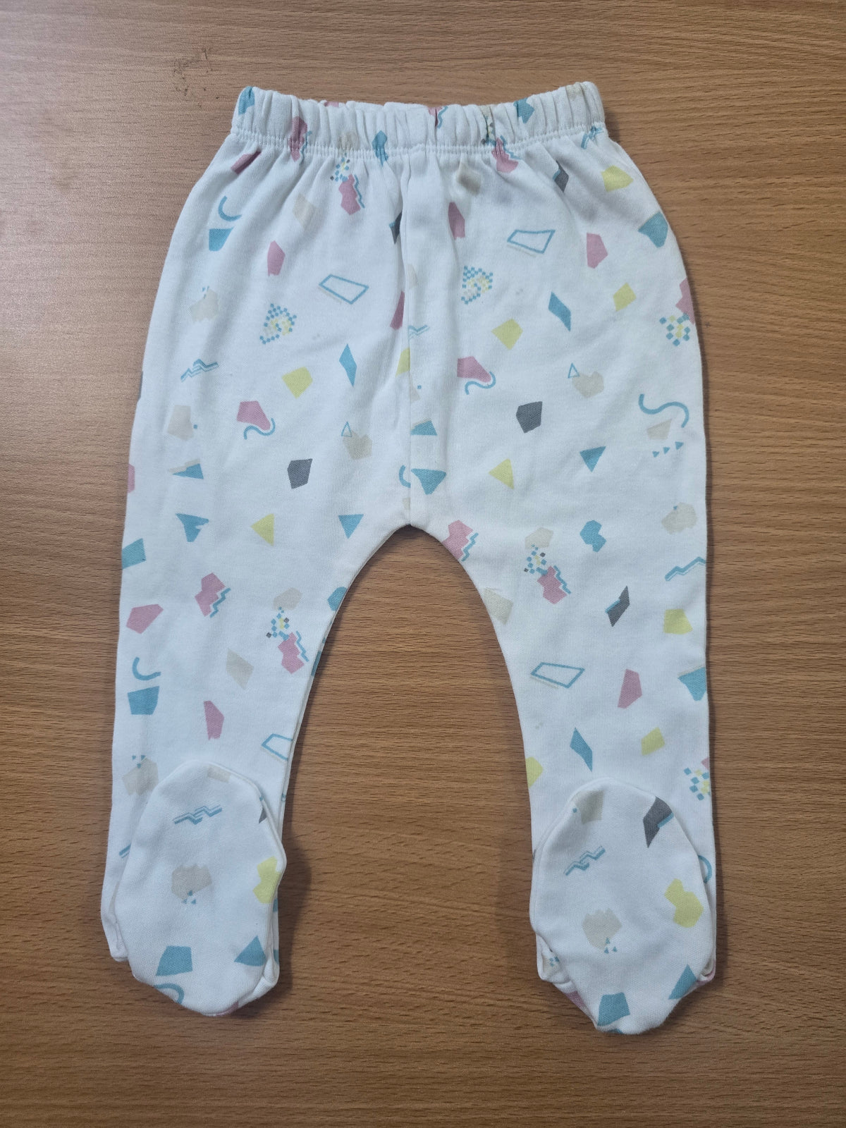 Baby's pants with attached shoe - white shapes